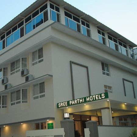 Sreeparthi Hotel Puttaparti Exterior foto
