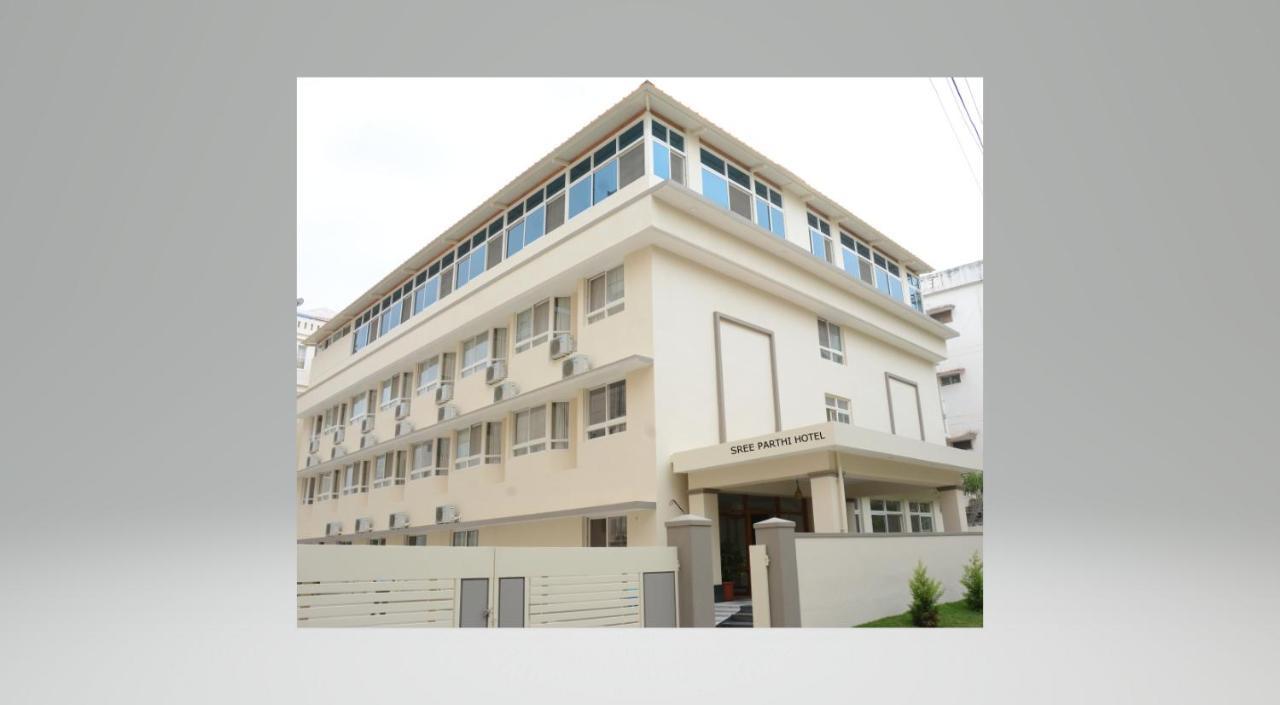 Sreeparthi Hotel Puttaparti Exterior foto