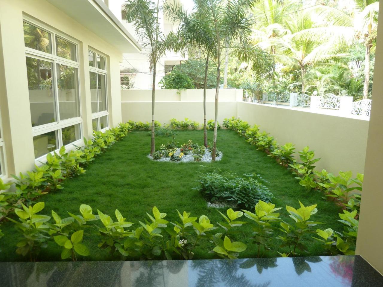 Sreeparthi Hotel Puttaparti Exterior foto