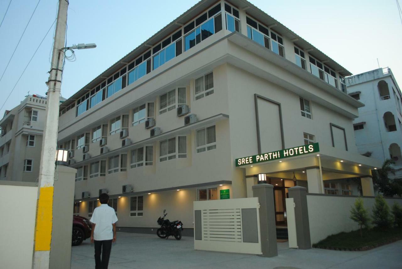 Sreeparthi Hotel Puttaparti Exterior foto